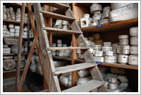 東洋風の陶製人形の収蔵庫